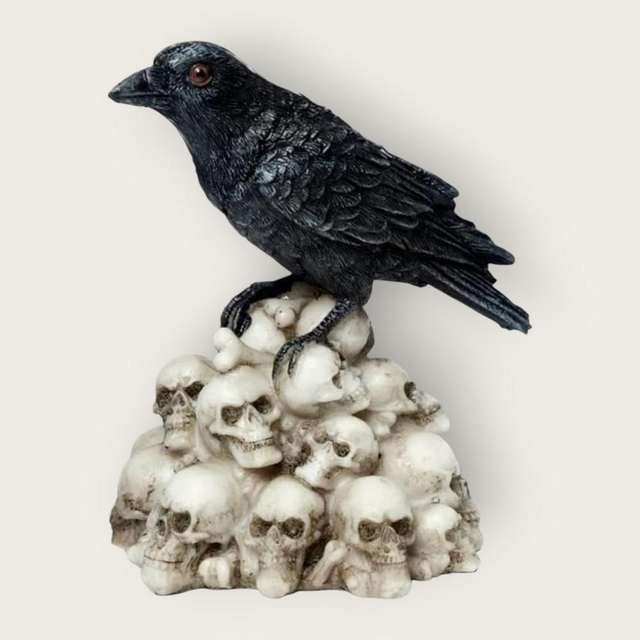 Statue de corbeau sur tas de crânes