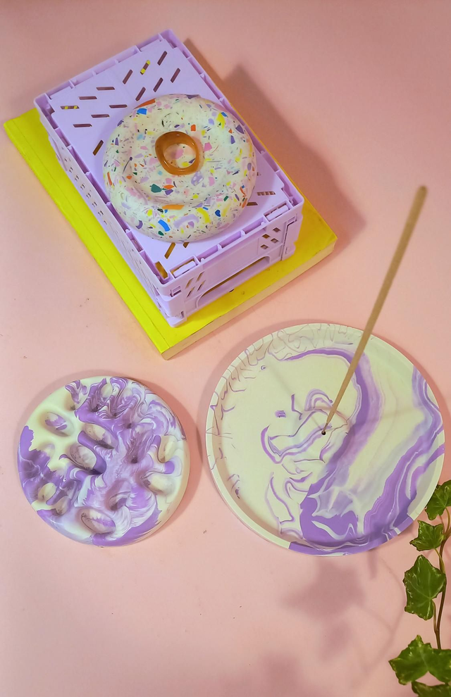 Stojak na biżuterię, kamień biało-fioletowy