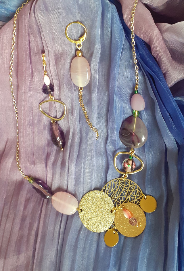  Pesca Parure. Collier doré, forme plastron, ton rose &amp; violet, avec Boucles d'oreilles asymétriques.