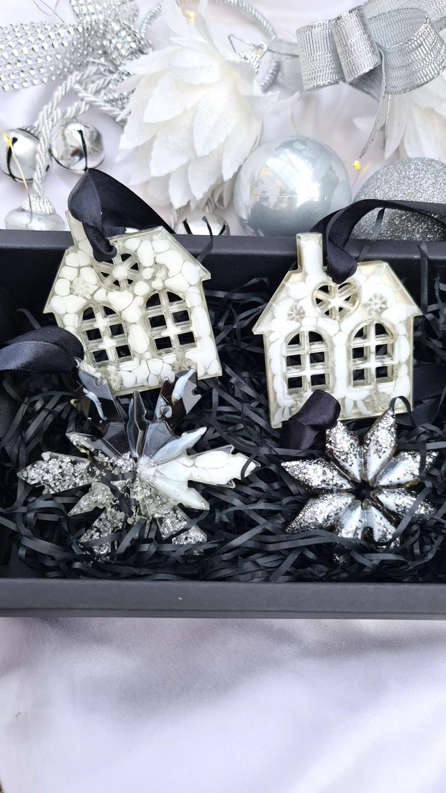 Set of 4 Christmas ornaments in black and white