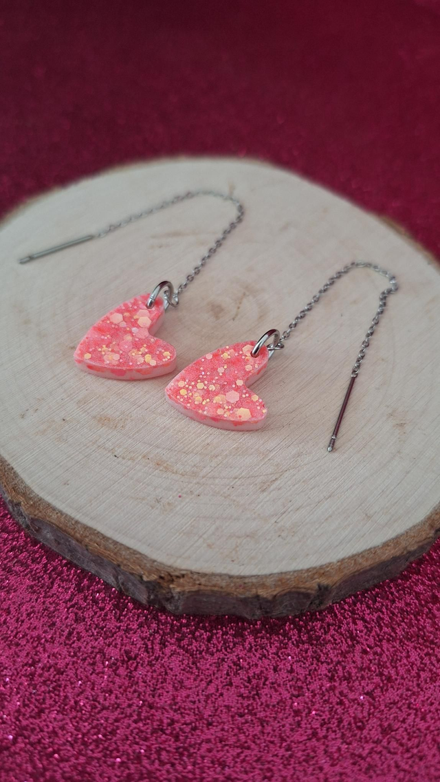 Boucles d&#039;oreilles à enfiler argentées cœurs asymétriques corail/blanc