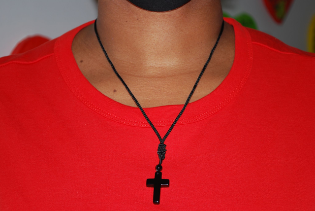Collier croix en obsidienne