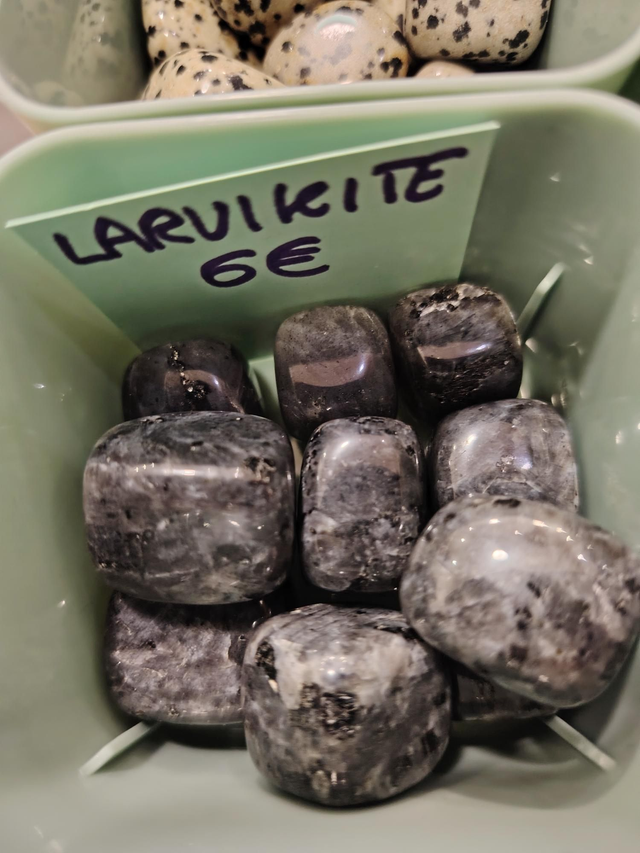 LARVIKITE pierre roulée 