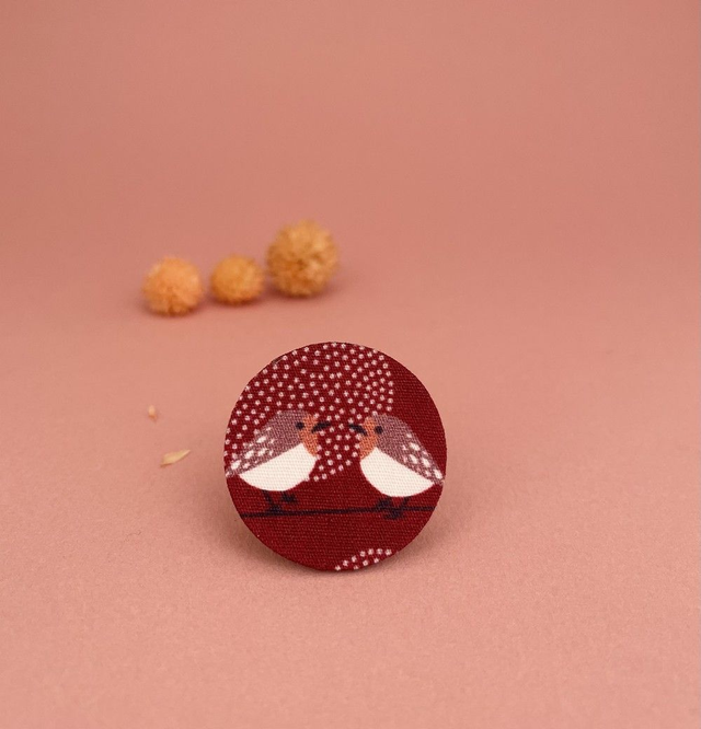 Broche ronde bordeaux oiseaux en carton et tissu imprimé