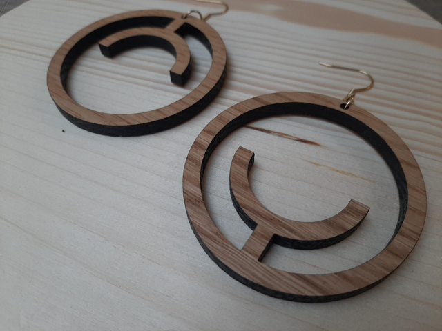 Moyennes boucles d&#039;oreilles &quot;reflet&quot; - chêne massif - Collection Arasy