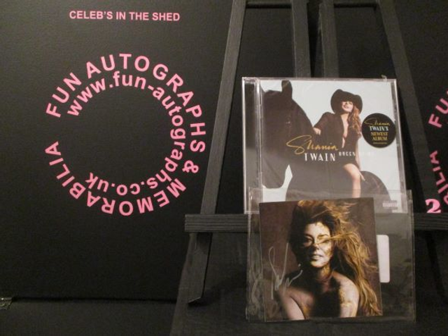 Shania Twain - 'Queen Of Me' Album + Authentic Autographed Album Art Card (2)