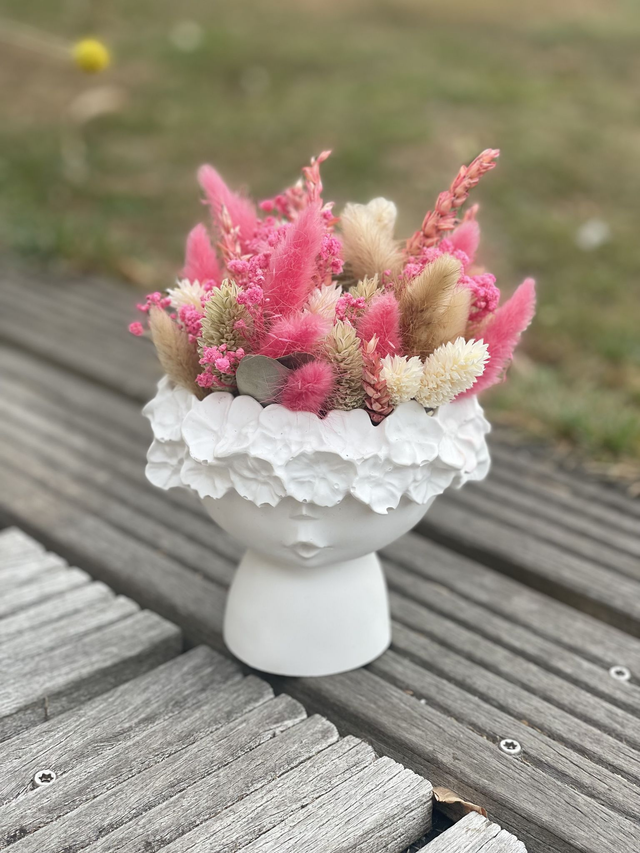 Vase tête en jesmonite / fleurs séchées "CHLOE"