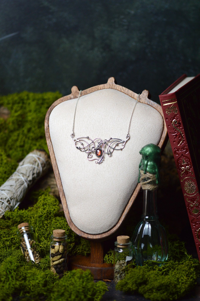 Collier Elfique - "Cœur de Chêne", Grenat et gouttes d'argent