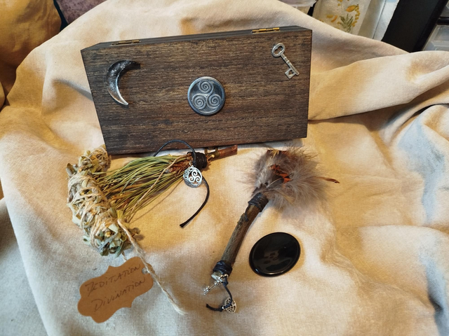 Autel nomade obsidienne lune et clé 