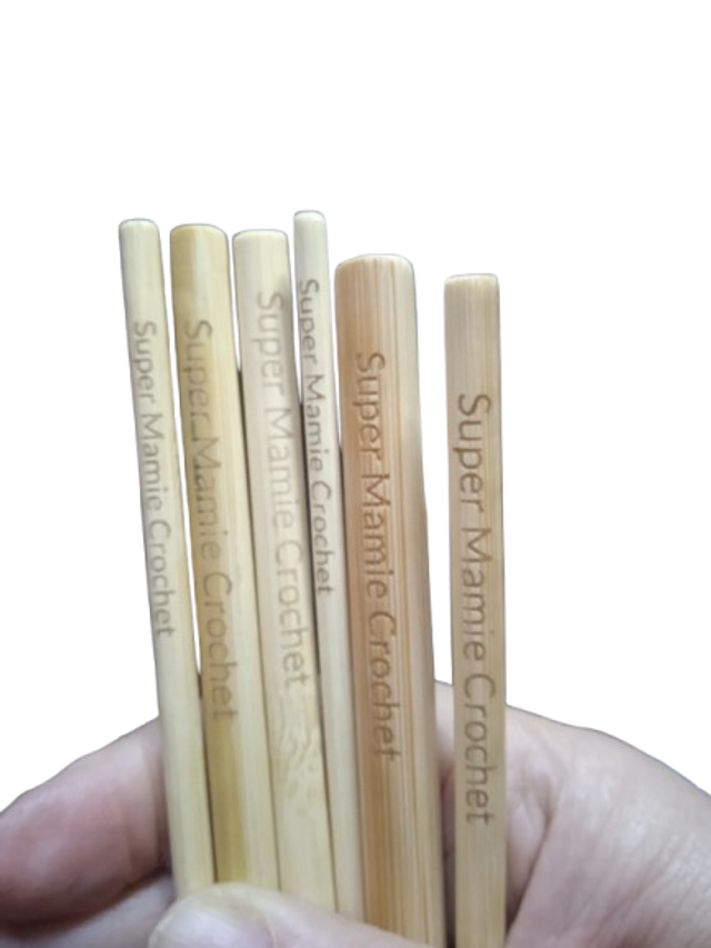 Sachet Couture Main Fête des Mamies – Super Mamie, Crochet et Bâtons à Crocheter en Bois Gravés”