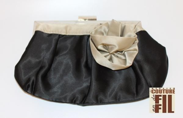  Pochette noir avec une fleur beige 