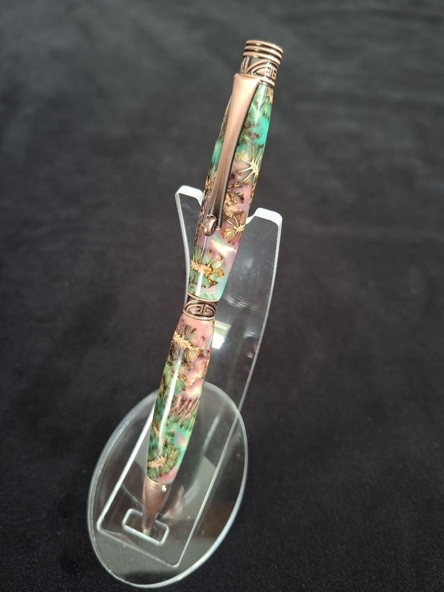 Stylo Arabesque cuivré en résine verte et rose avec cônes d&#039;aulne