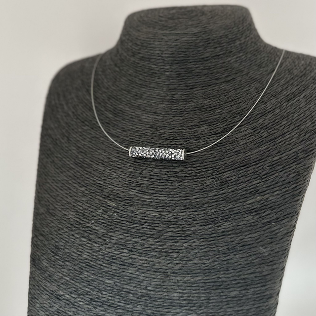 Crystal Rocks STEEL TUBE LARGE an Drahtcollier aus Edelstahl