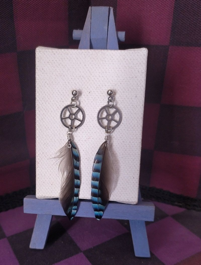 Clous d'oreilles argenté, plumes d'oiseau et breloques