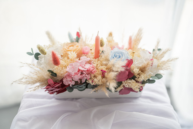 Centre de table fleuri avec bougie