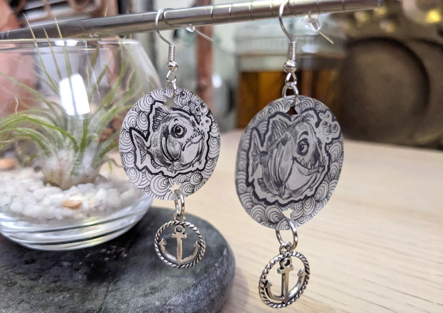 Piranhas, boucles d&#039;oreilles, format moyen, avec breloque