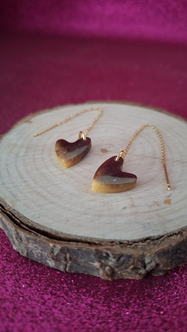 Boucles d&#039;oreilles à enfiler dorées cœurs asymétriques marron/doré