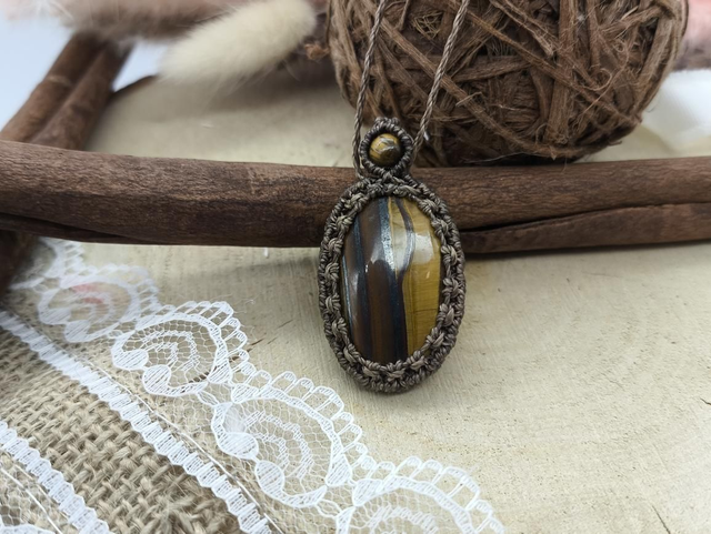 Collier avec pendentif oeil de tigre.