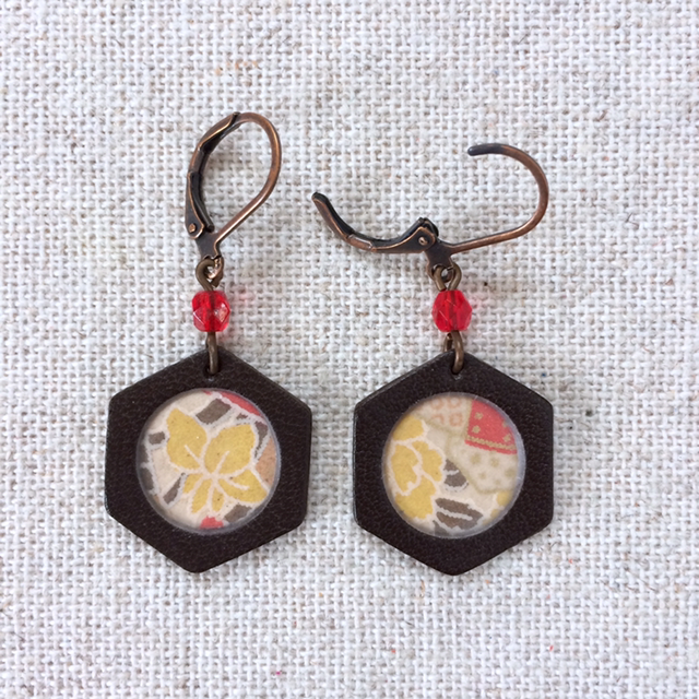 Boucles d’oreilles « Diapason » cuivrées, cuir brun et papier washi beige, jaune, rouge et brun