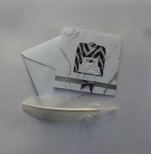 Heureux mariage avec une voiture