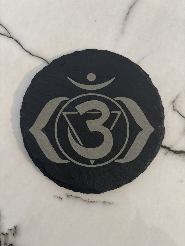 Chakra du Troisième Œil – Ajna gravé sur un dessous de verre en ardoise de 10 cm de diamètre
