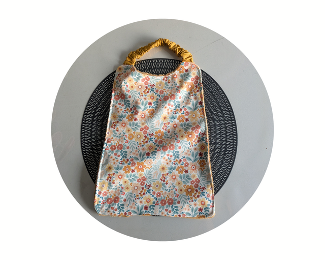 Serviette élastiquée imperméable fleurie