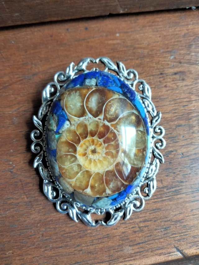 Broche couleur argent avec inclusion d'une ammonite et de lapis lazuli 