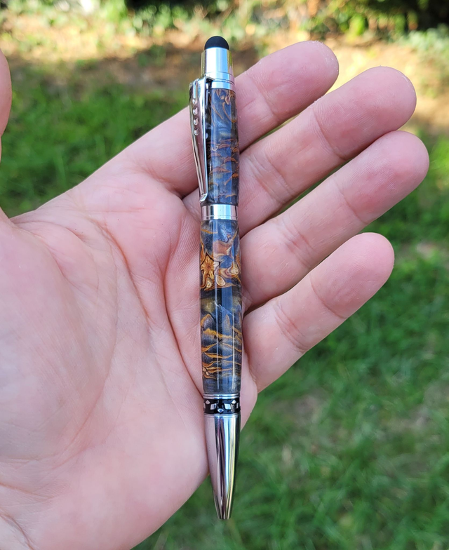 Stylo McGyver en résine et pommes de pin