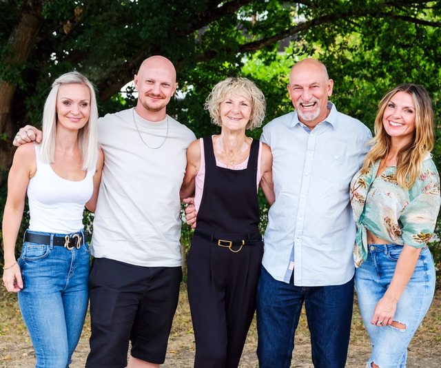 up to 3 hours of photography + all photos &amp; 20 retouched images