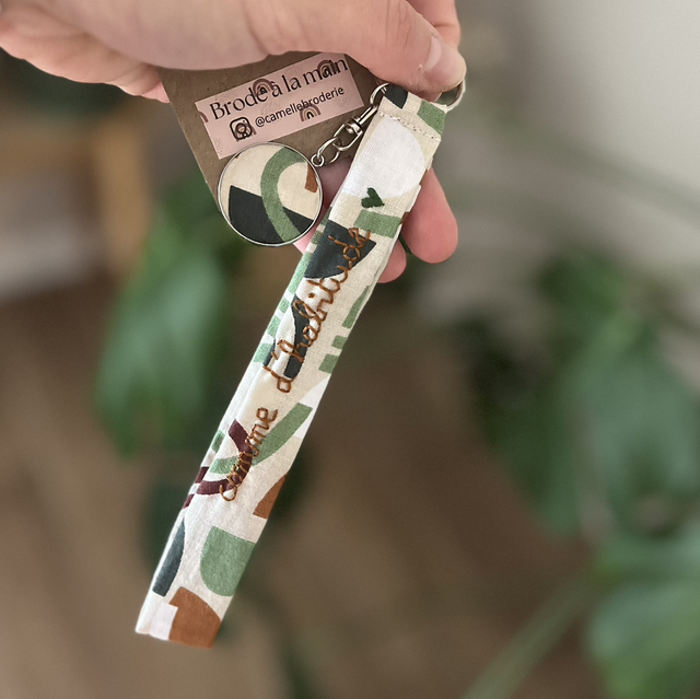 Porte clé brodé Comme d’habitude 