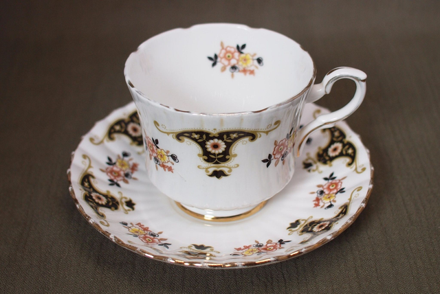 Hostess Tableware | (Heren)kop ( diameter 8 cm | hoogte 8,5 cm) en schotel (diameter 14 cm | hoogte 2 cm) &#039;Rijk Gebloemd&#039; motief | Vintage