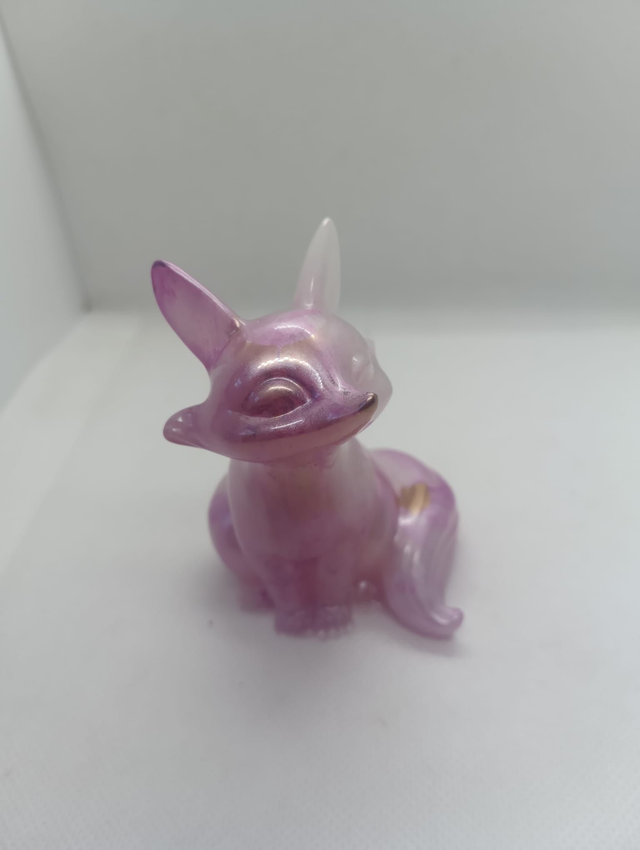 Renard assis marbré