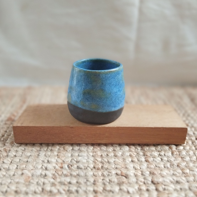 Tasse ronde sans anse, argile noir, émail bleu