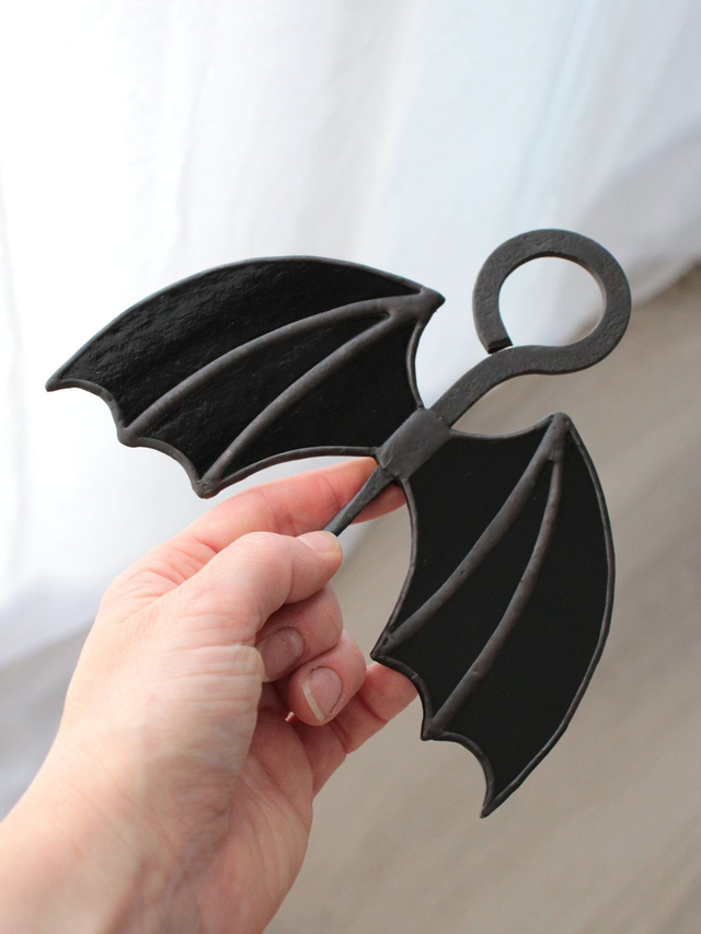 🗝️ Clé volante chauve-souris en vitrail