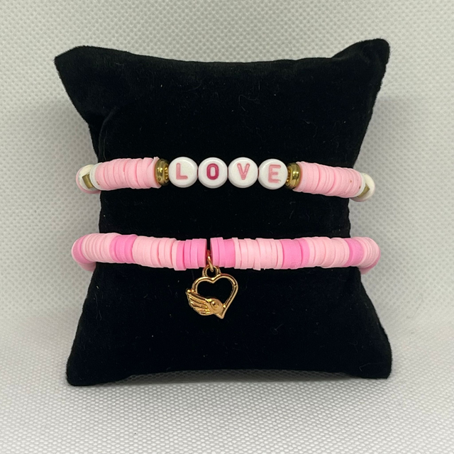 Bracelet &quot;Love&quot; en perles d&#039;argile colorées - Breloques cœur