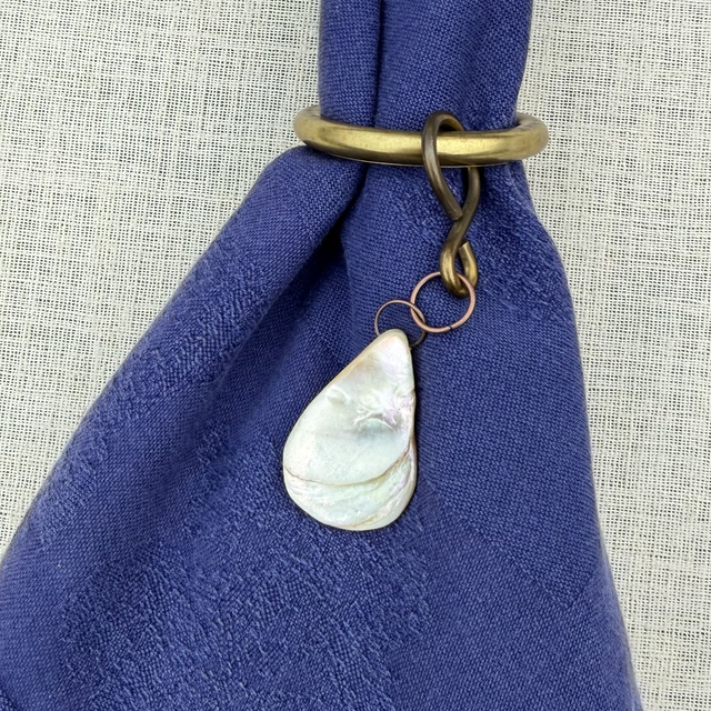 Messing servetring met parelmoer