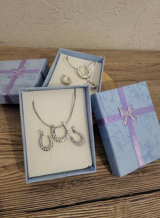 Coffret bijoux fer à cheval – collier + boucles d’oreilles – Neuf