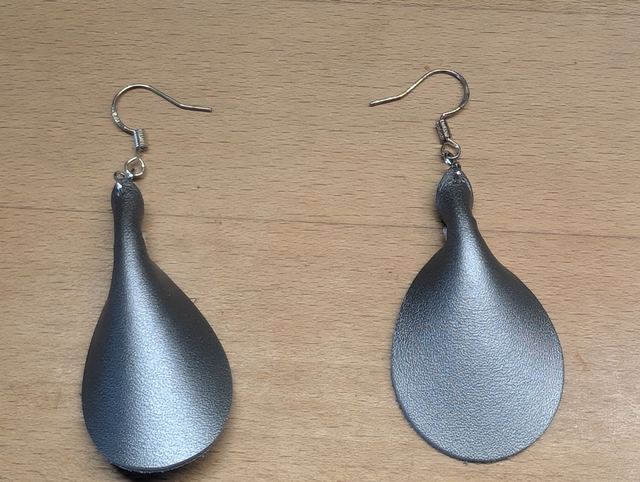 Boucles d&#039;oreille en cuir argenté.