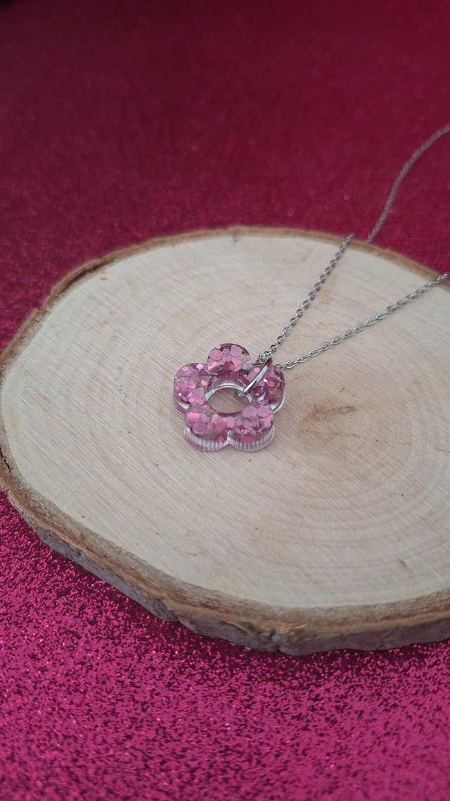 Collier argenté fleur paillettes roses 