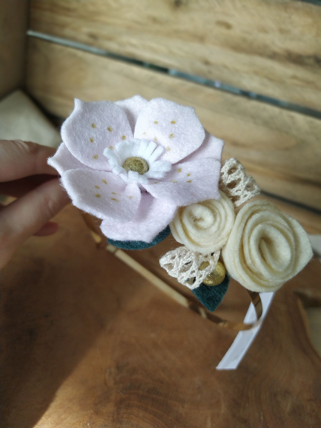 Serre-tête fleuri doré fleurs feutrine rose et beige