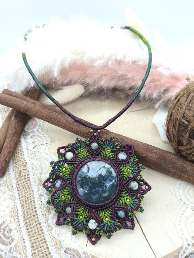 collier micro macramé mandala avec agate mousse 
