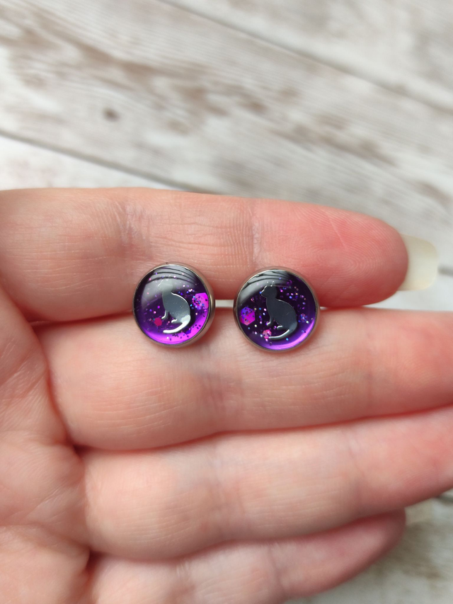 Boucles d&#039;oreilles puces violet et chats 1.1 cm