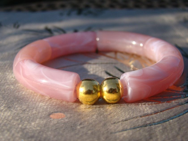 Bracelet perles tubes incurvées acryliques marbrées Khazaana Rose clair