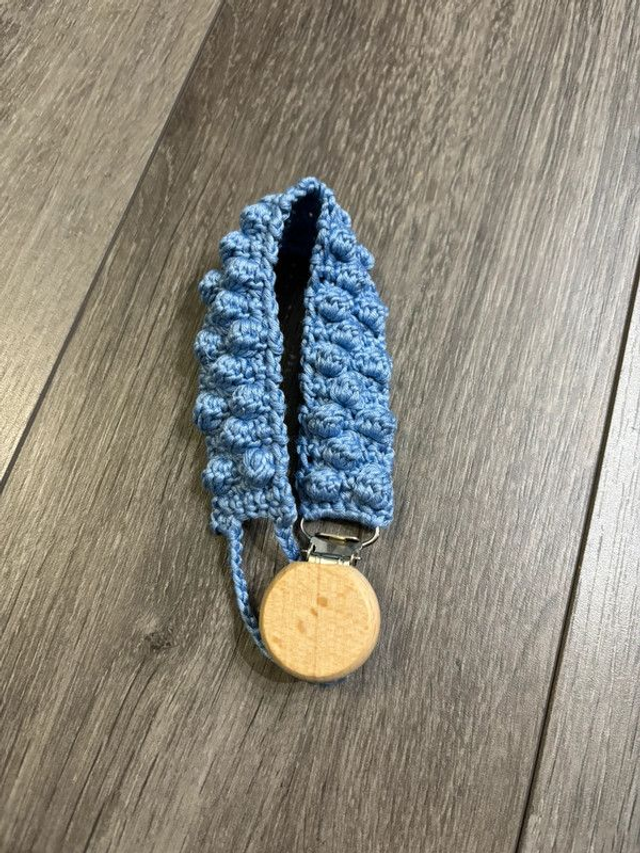 Attache tetine au crochet Bleu