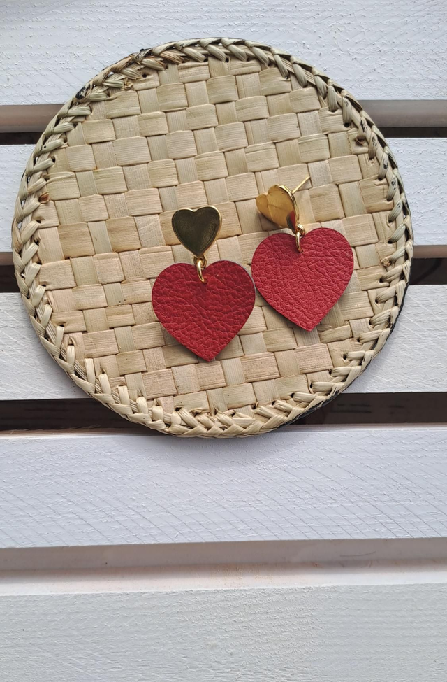 Boucles d'oreilles cœurs en matière végétale de pommes 