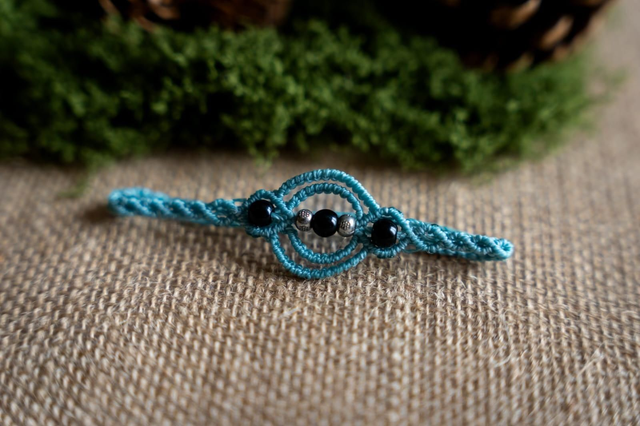 Bracelet en micro-macramé bleu et Agate noire 