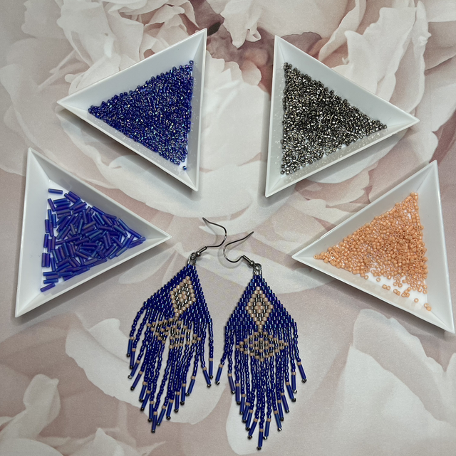 Boucles d’oreilles à franges aux couleurs irisées bleues et rose thé