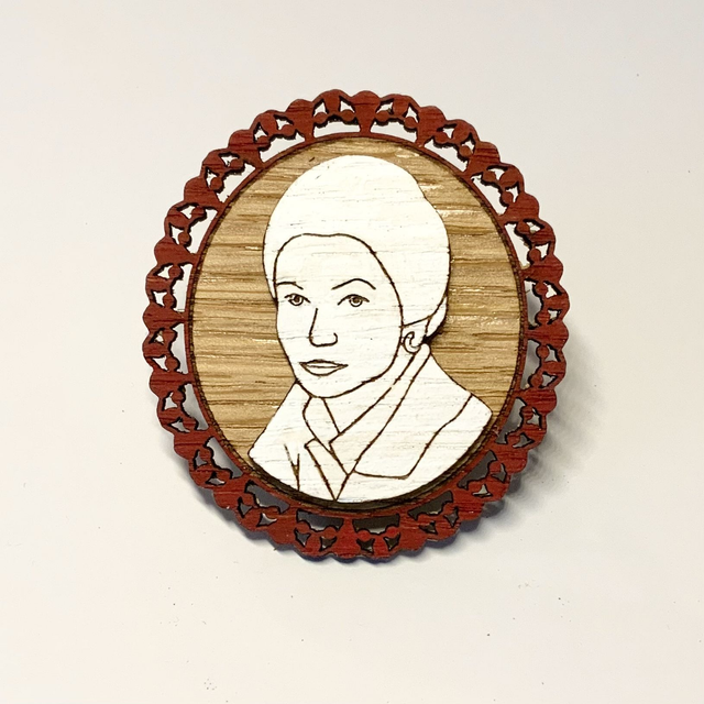 Broche camée « Simone Veil »