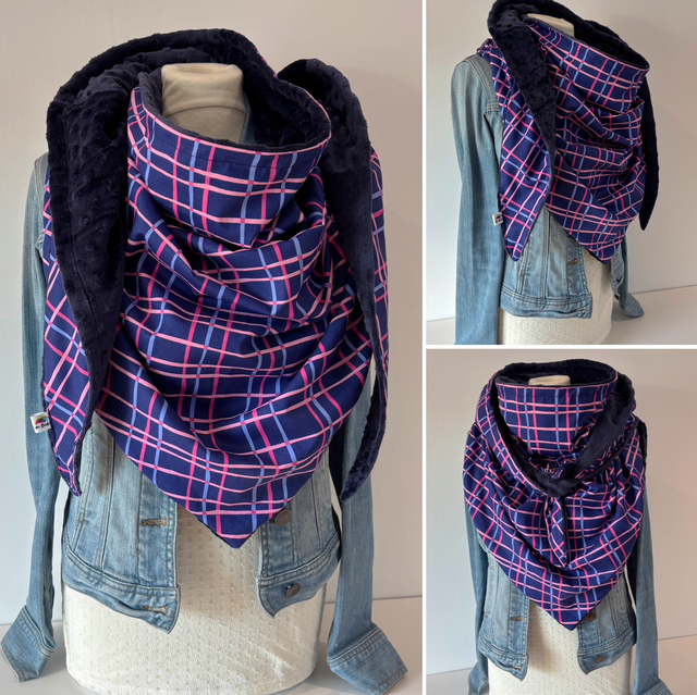 Maxi chèche Happy Nora, écharpe femme hiver, chaude et douce , motif carreaux bleu marine et rose , accessoire cocooning chic