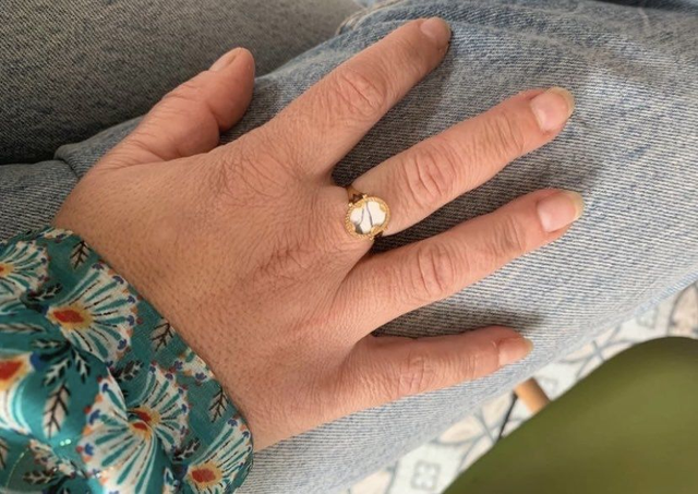 Bague avec cabochon Howlite ovale plat 10*8 mm